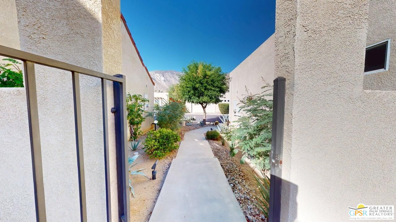 2866 La Cadena Ct
