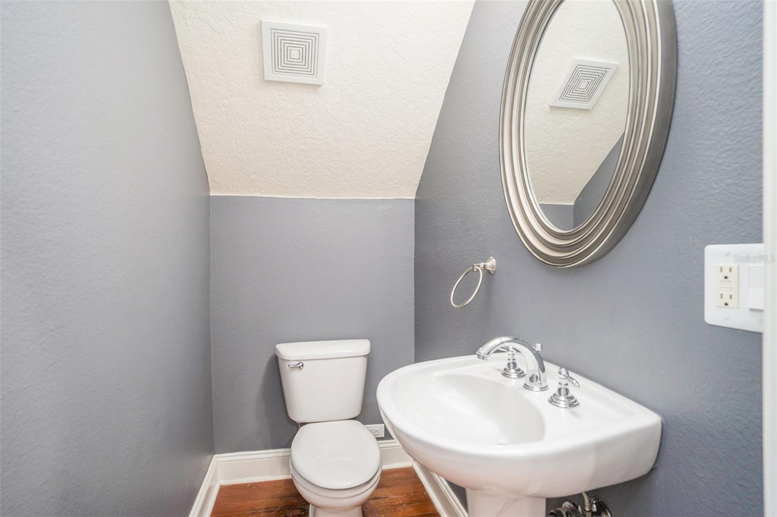 2419 VICTORIA GARDENS LN