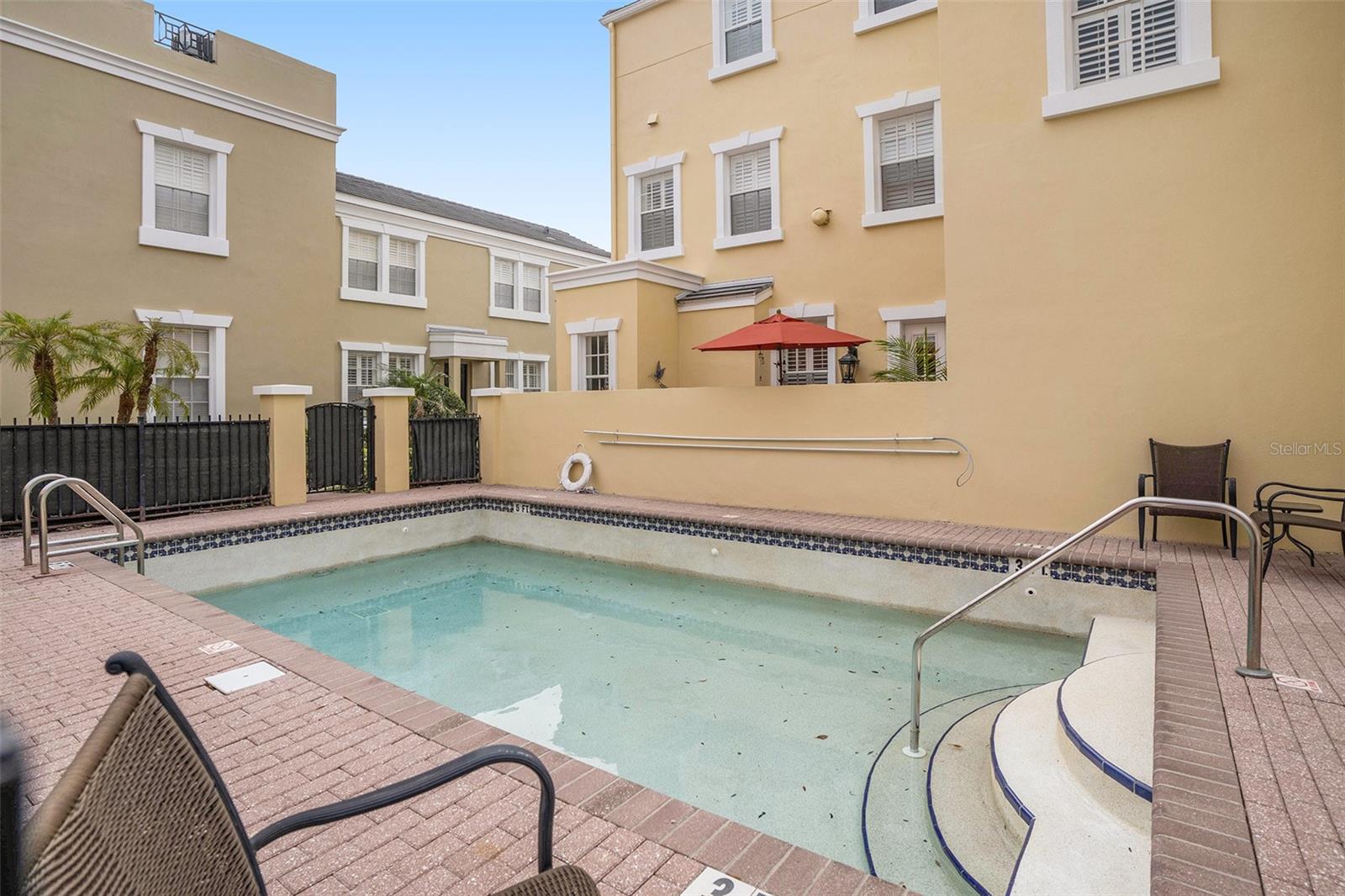 2419 VICTORIA GARDENS LN
