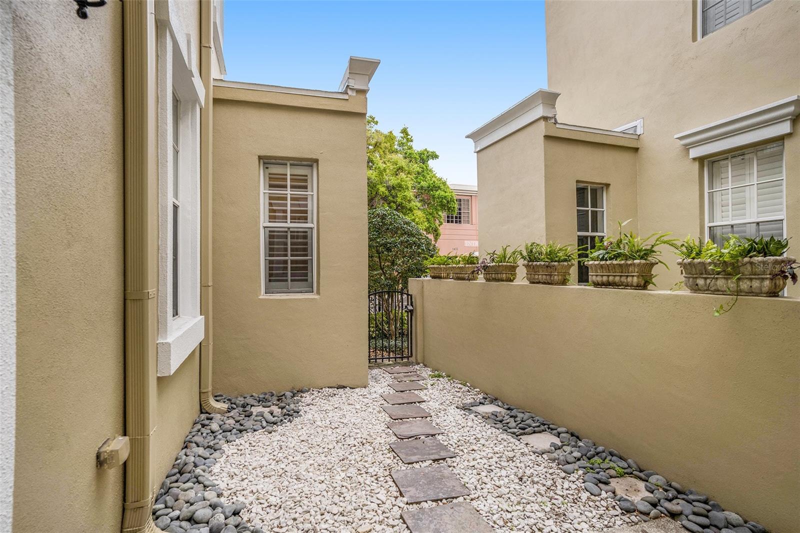 2419 VICTORIA GARDENS LN