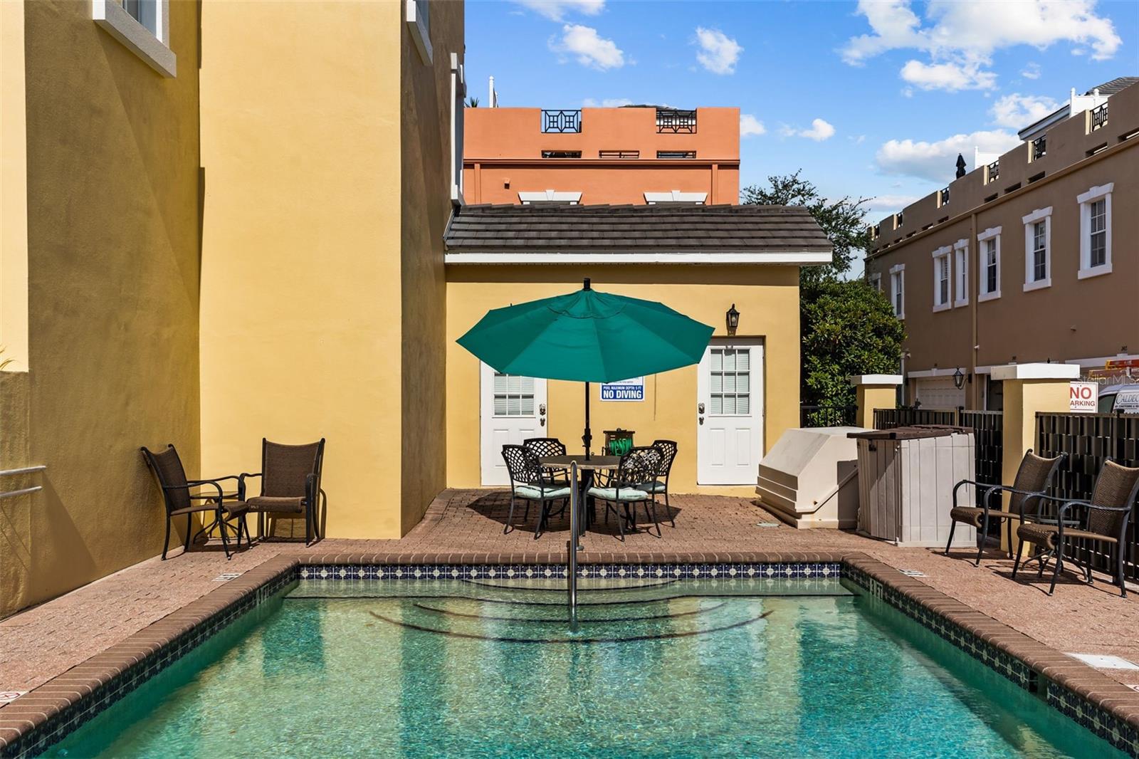 2419 VICTORIA GARDENS LN