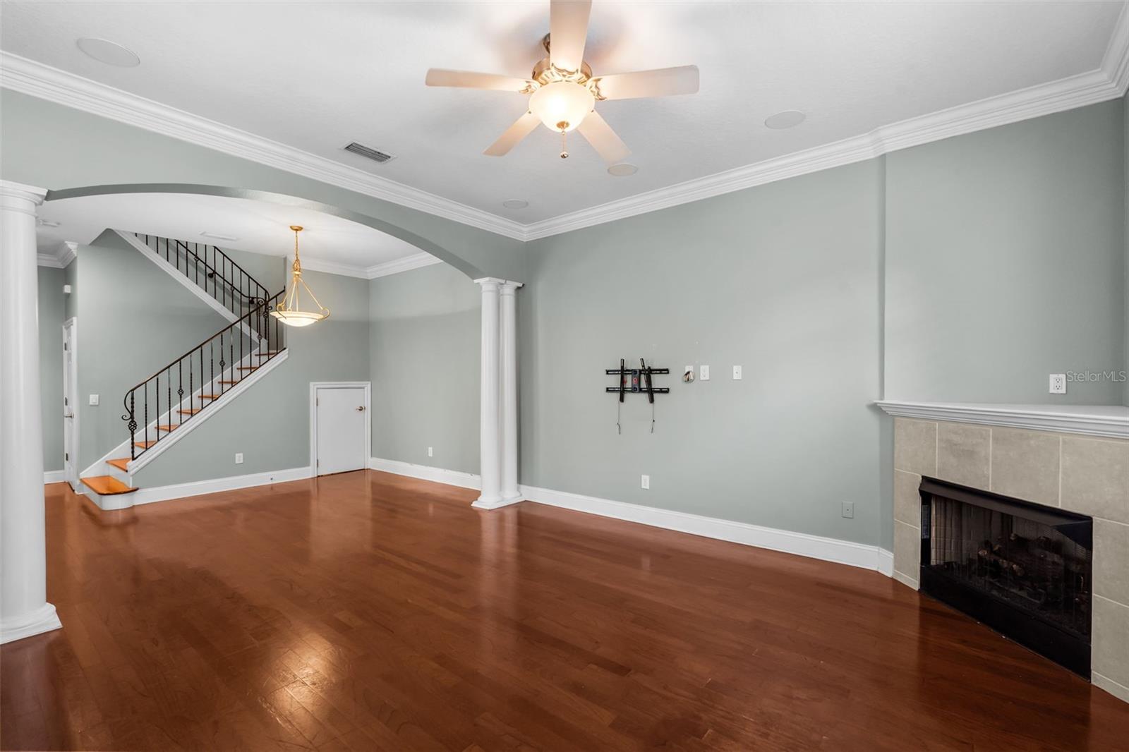 2419 VICTORIA GARDENS LN