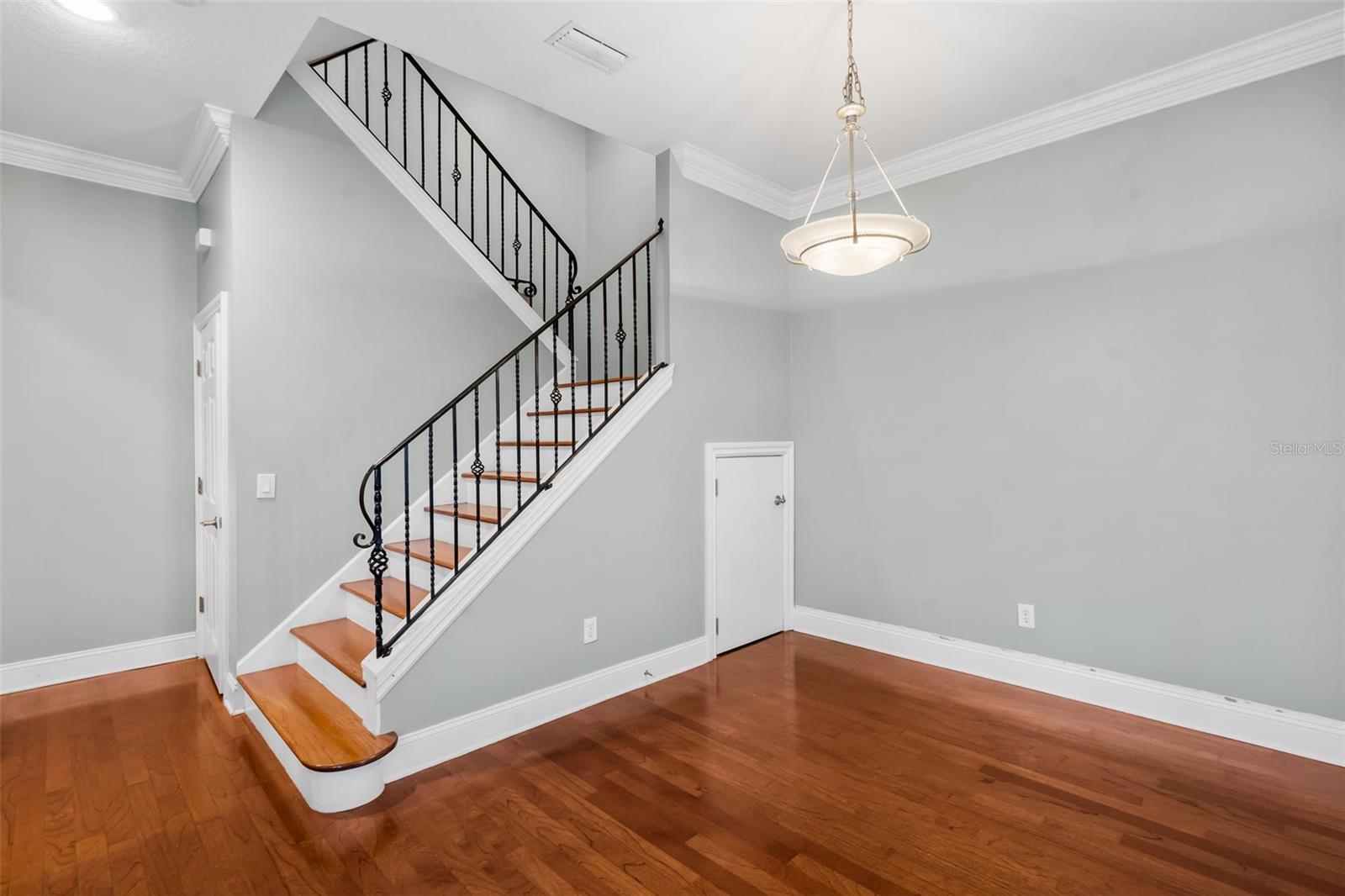 2419 VICTORIA GARDENS LN
