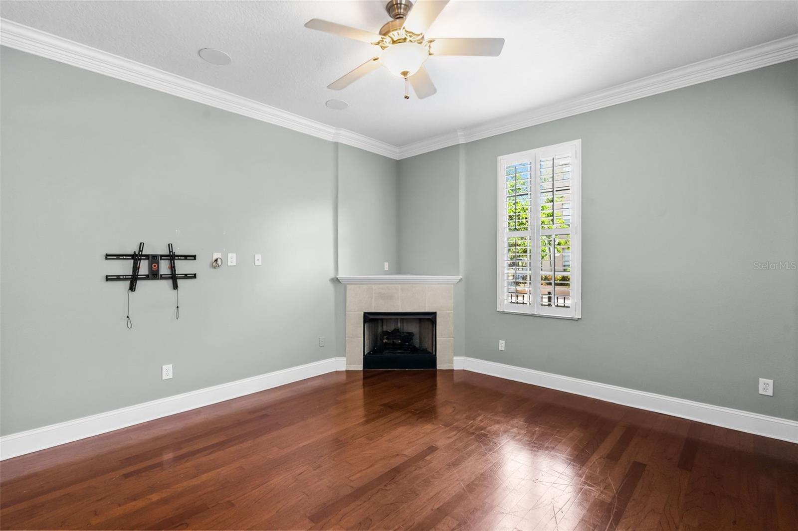 2419 VICTORIA GARDENS LN