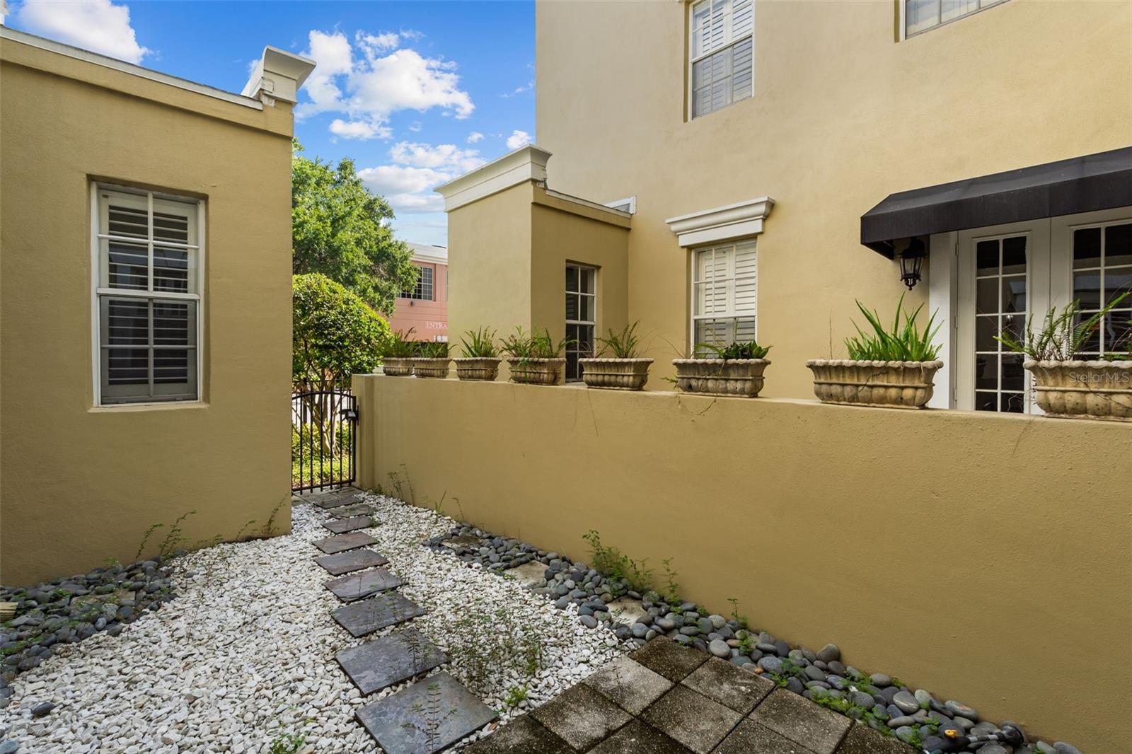2419 VICTORIA GARDENS LN