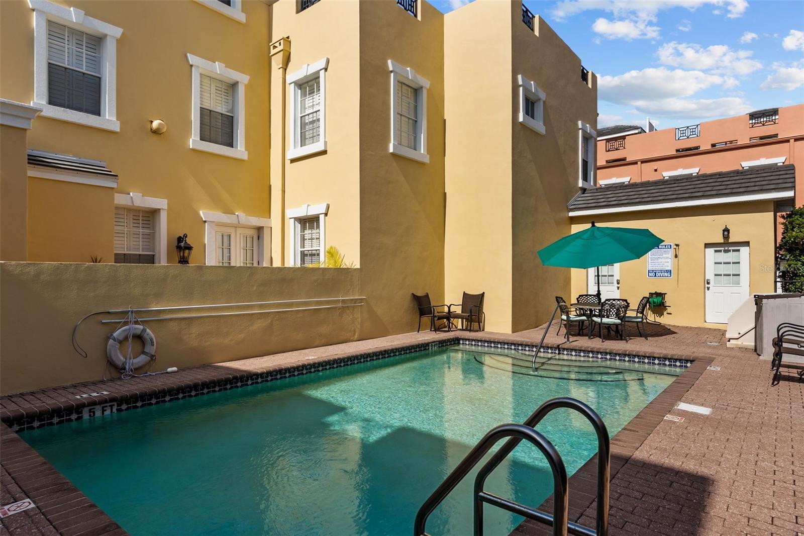 2419 VICTORIA GARDENS LN