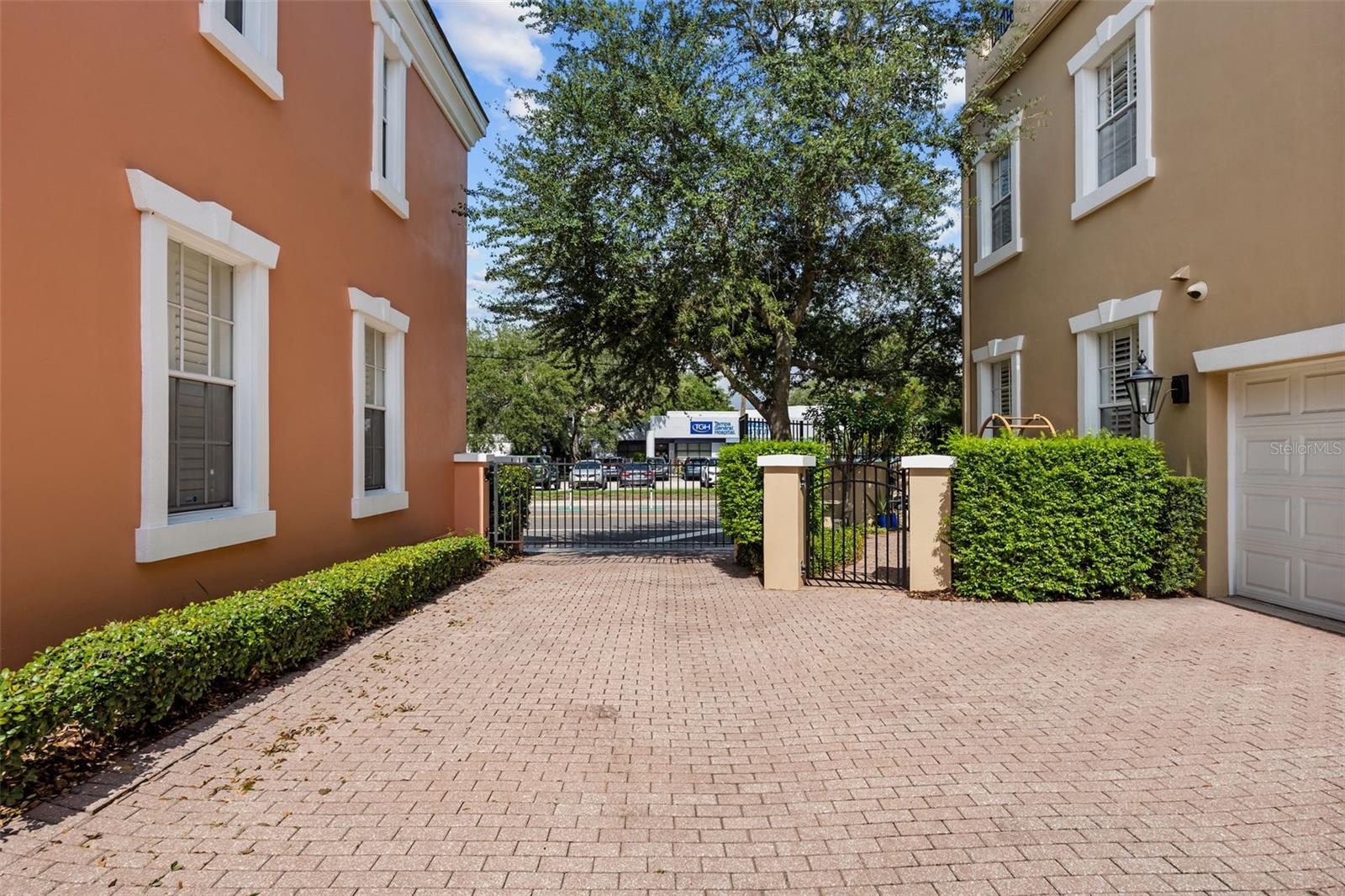 2419 VICTORIA GARDENS LN
