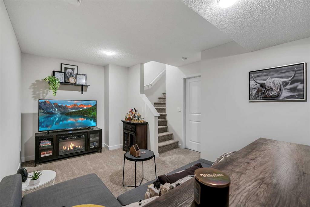 24 Carringvue Way NW