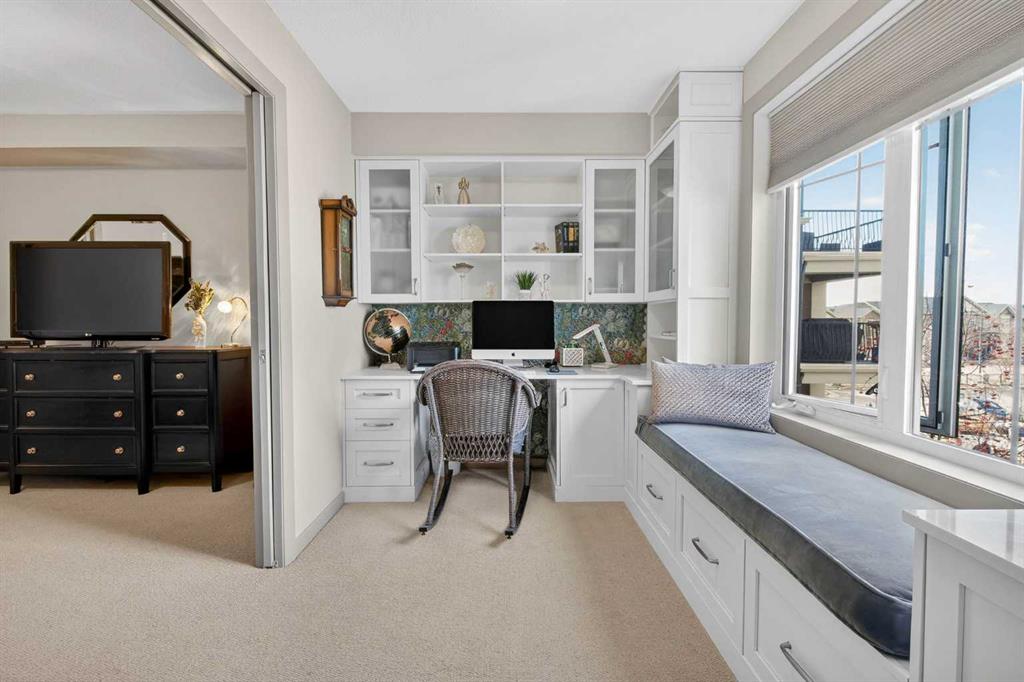 310 Mckenzie Towne Gate SE Unit: 3302