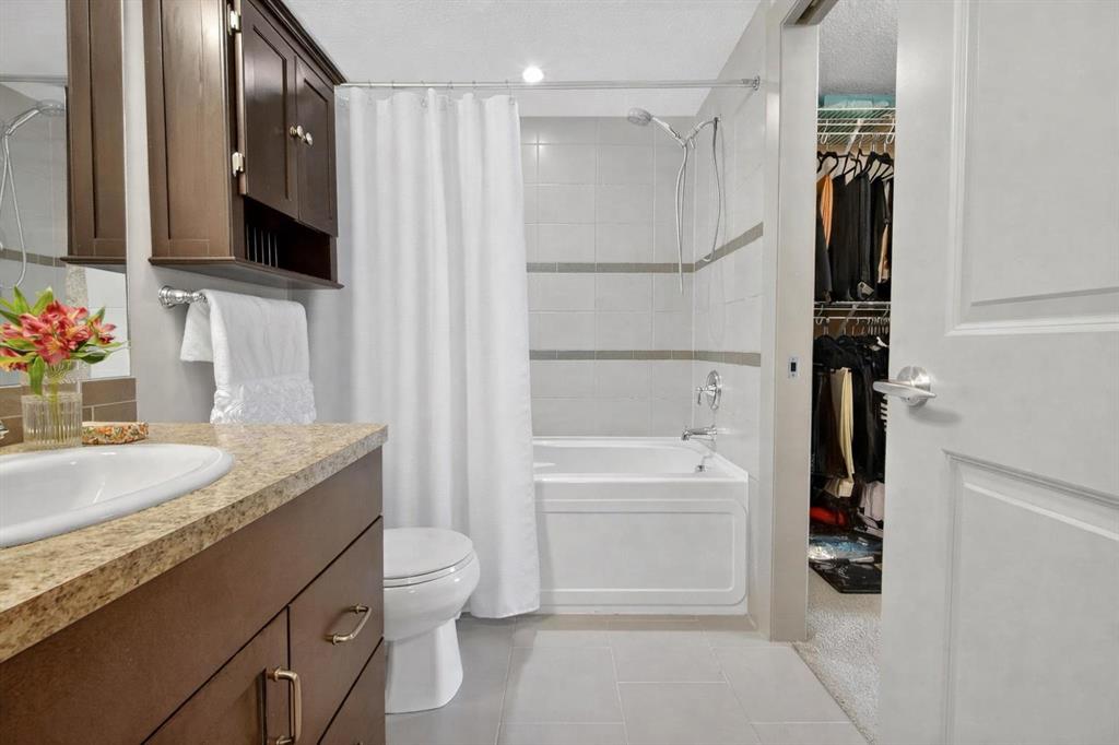 310 Mckenzie Towne Gate SE Unit: 3302