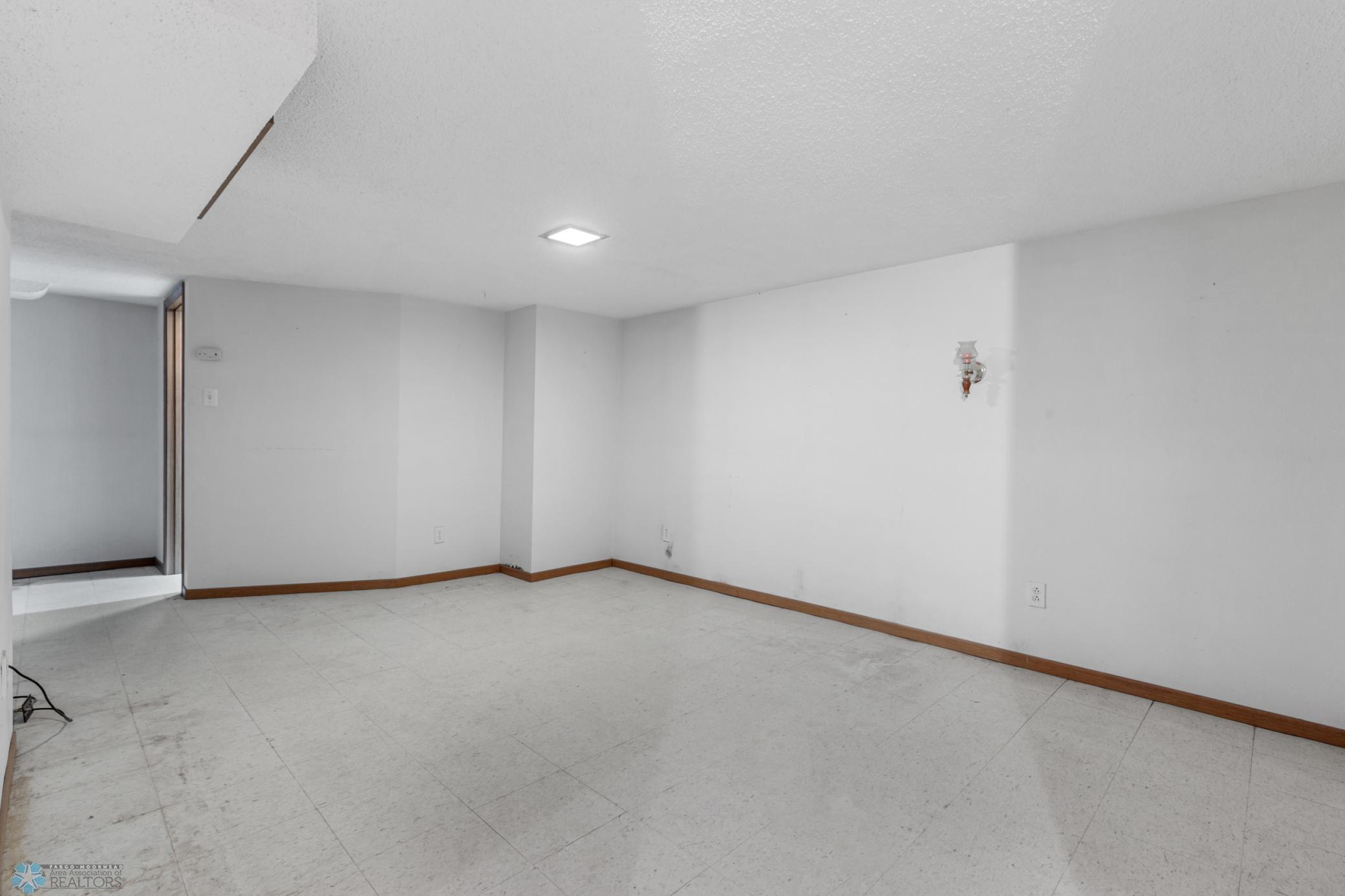 17 Eglon Avenue S