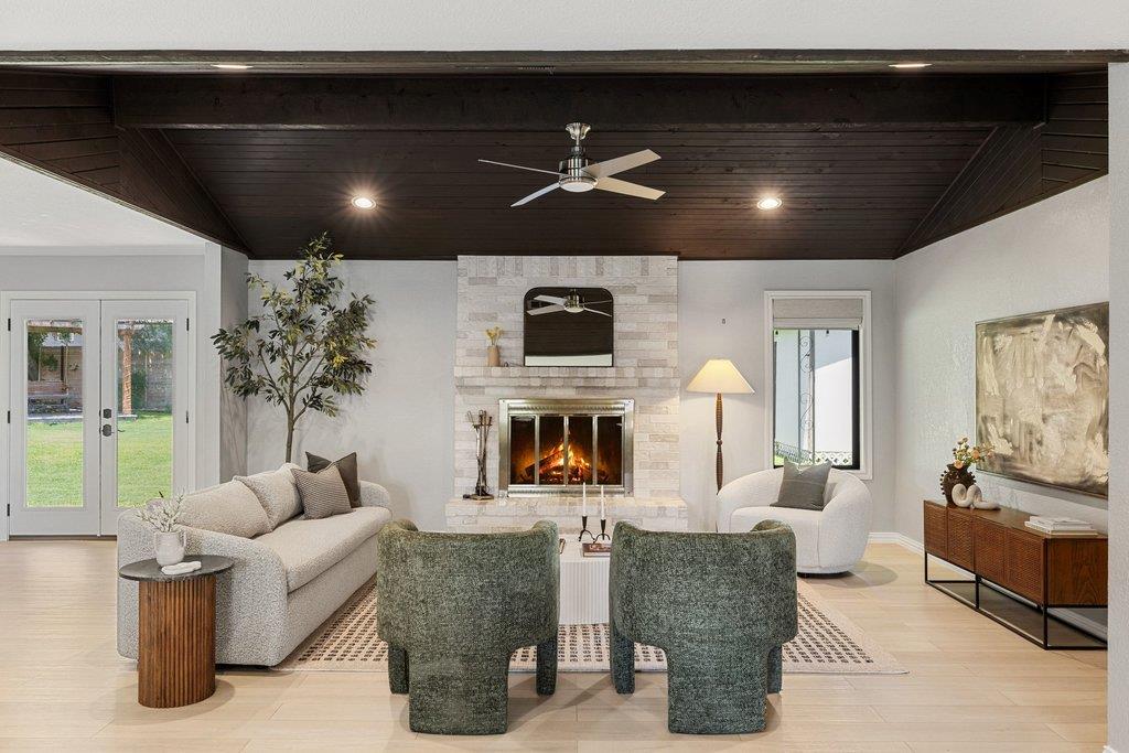 1609 Mesquite LN
