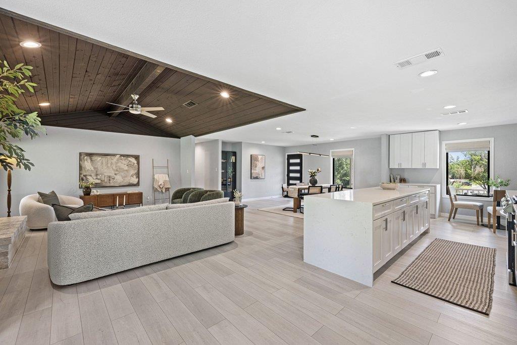 1609 Mesquite LN