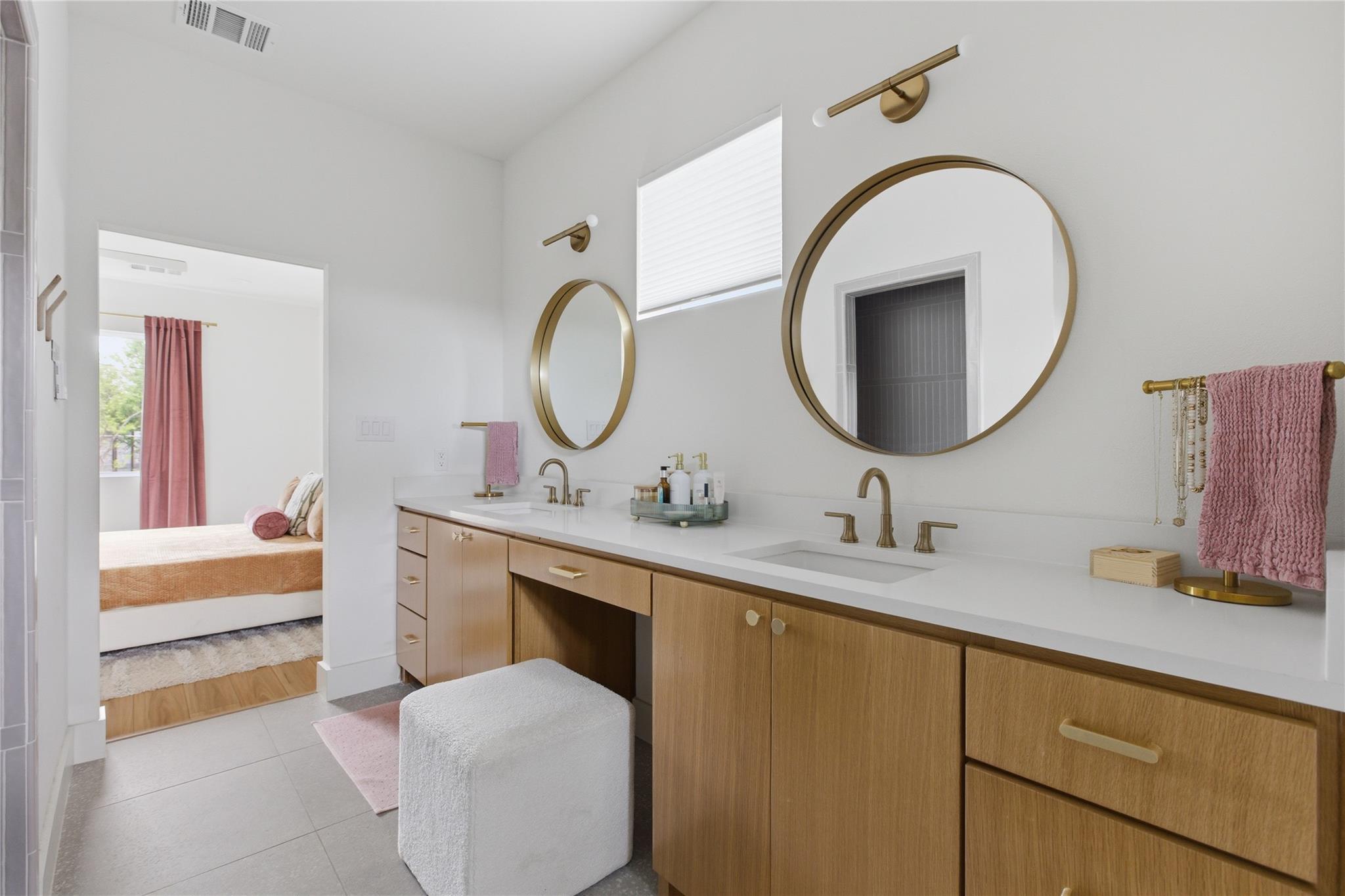 1001 Scenic DR