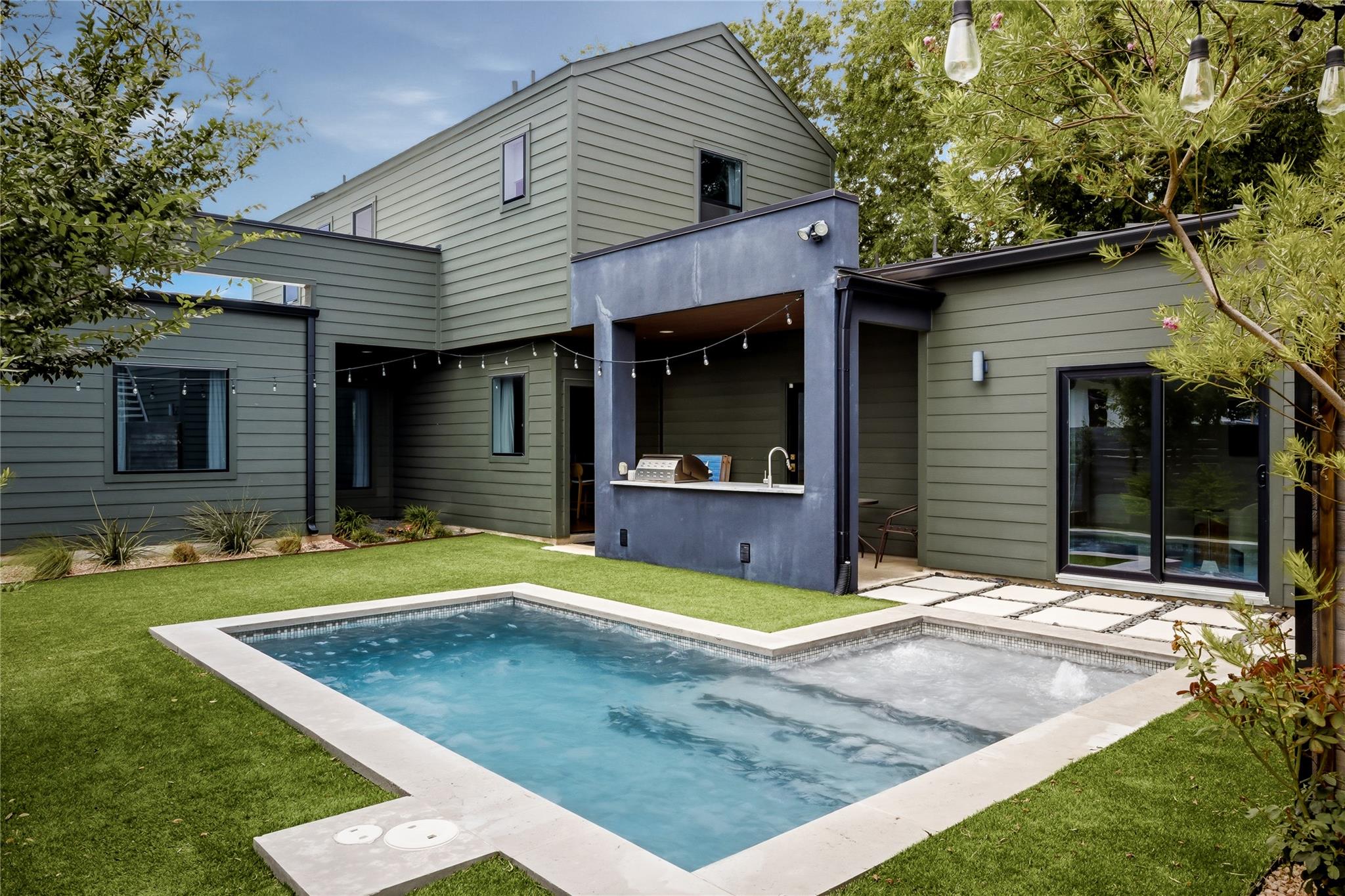1001 Scenic DR