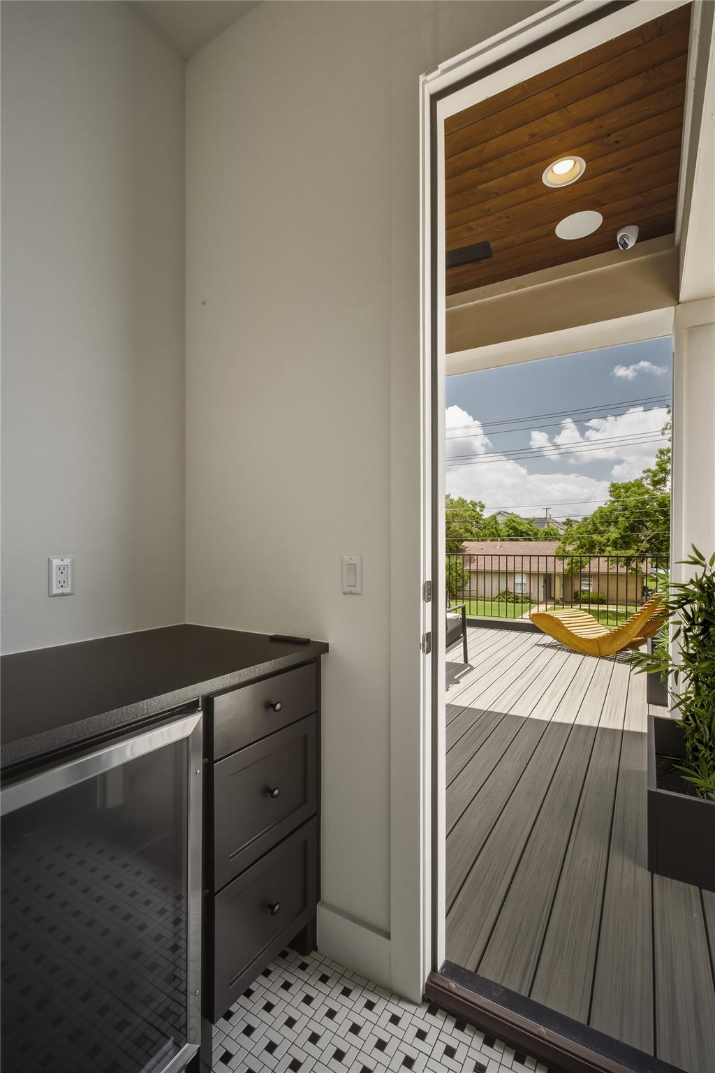 705 W 10th ST
