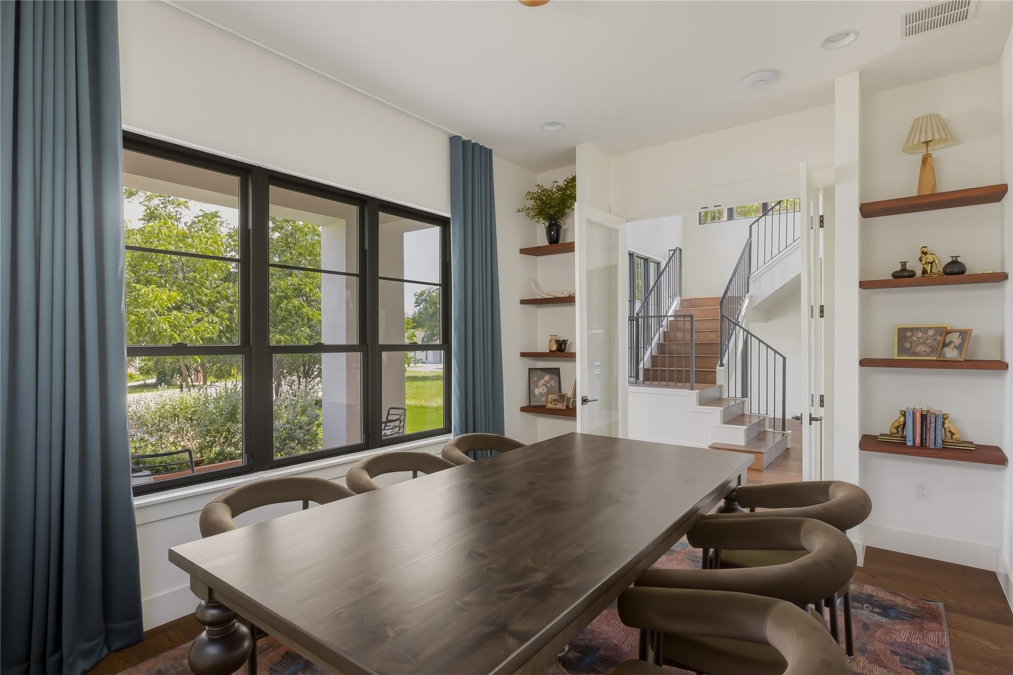 705 W 10th ST