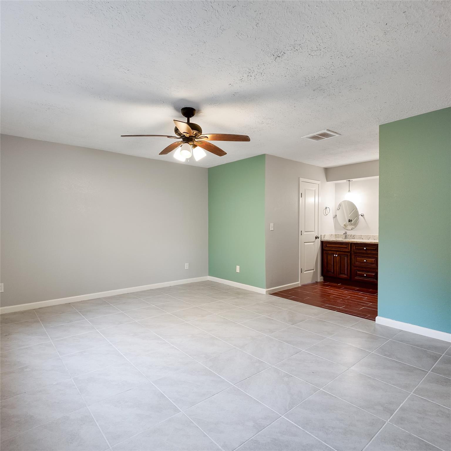 813 Glen Hollow Court