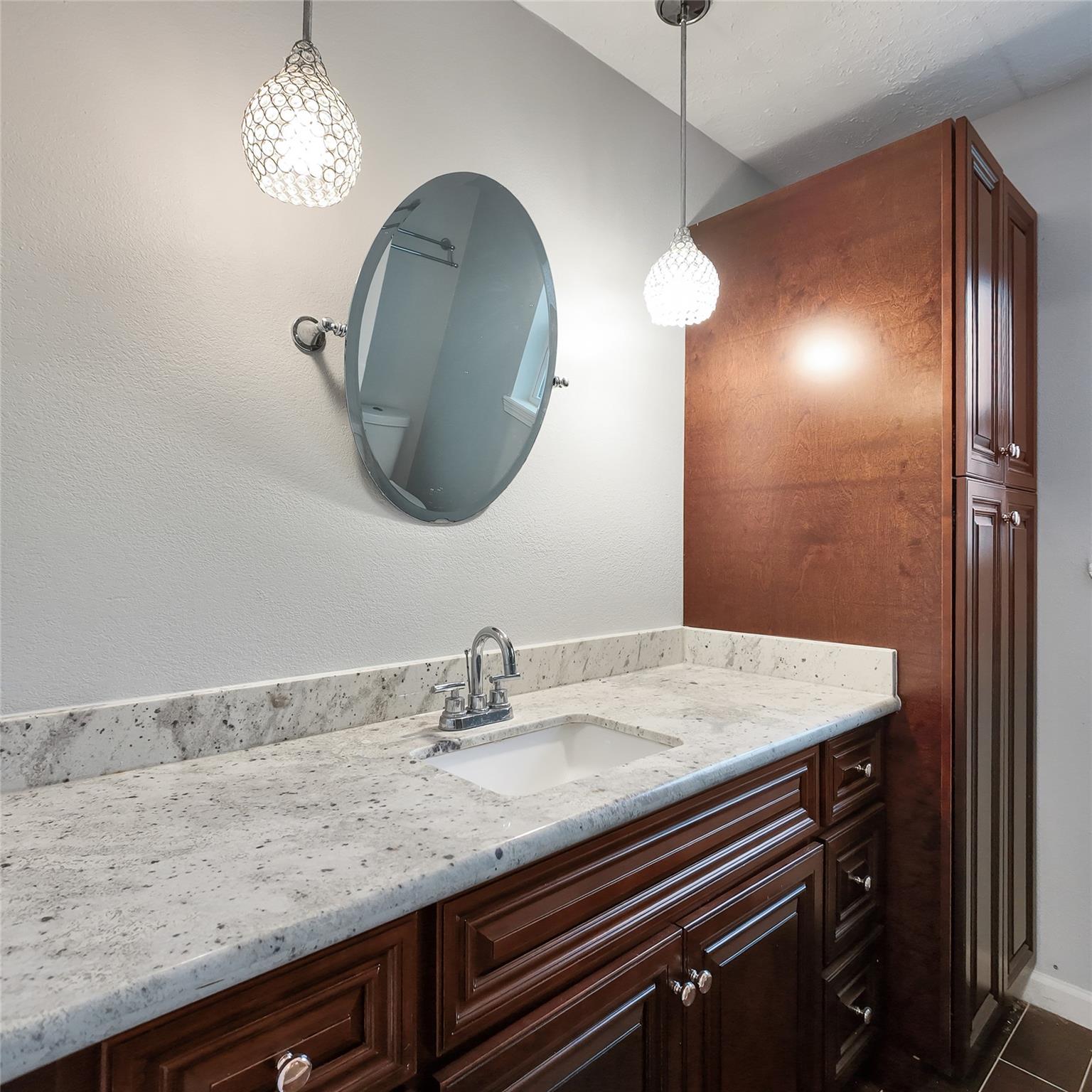 813 Glen Hollow Court