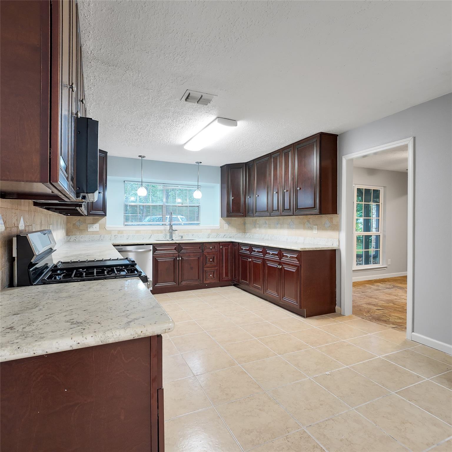 813 Glen Hollow Court