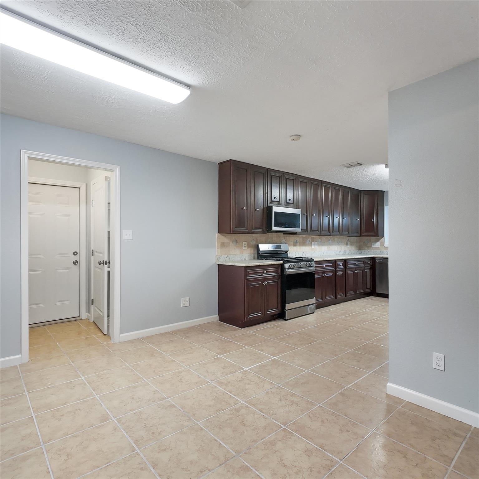 813 Glen Hollow Court