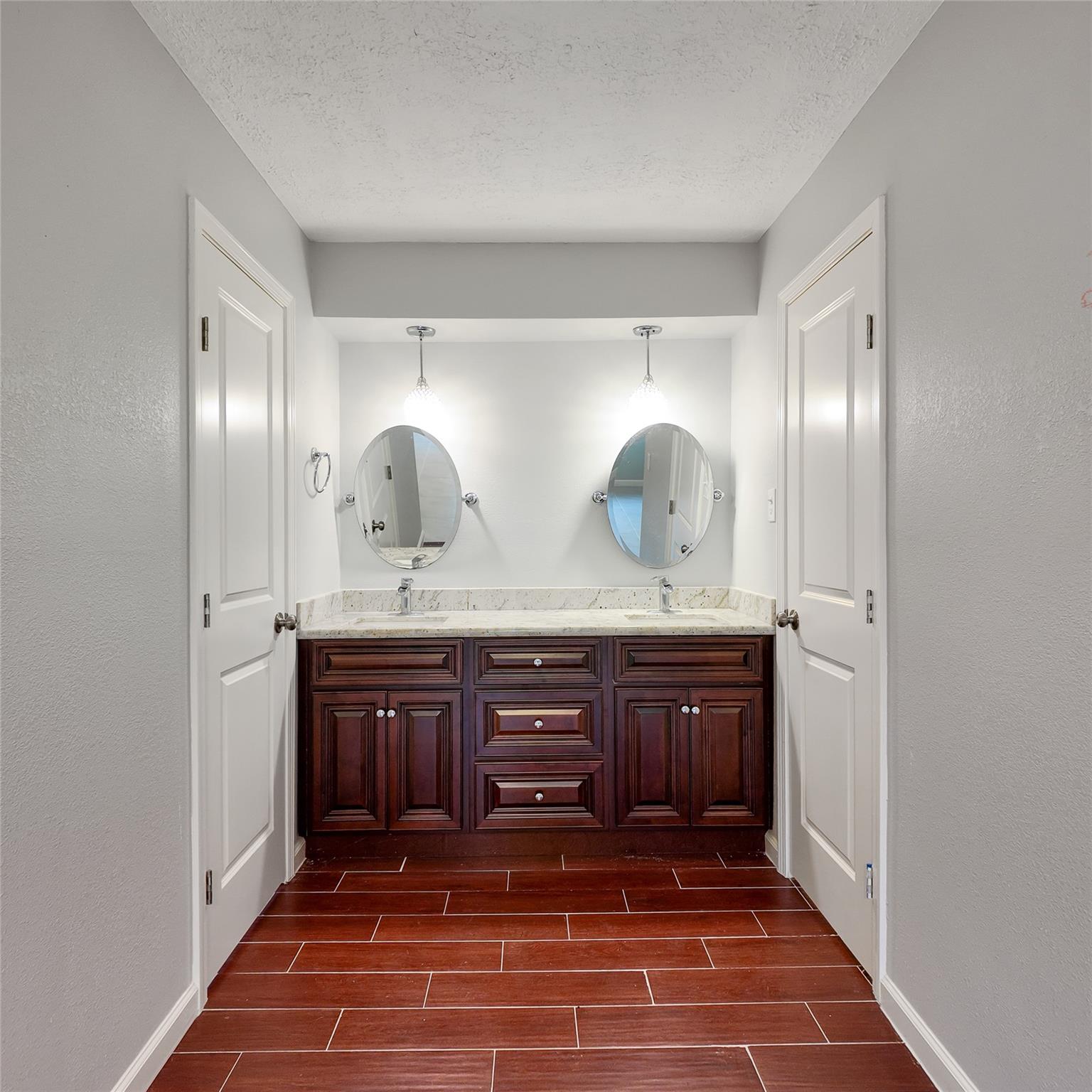 813 Glen Hollow Court