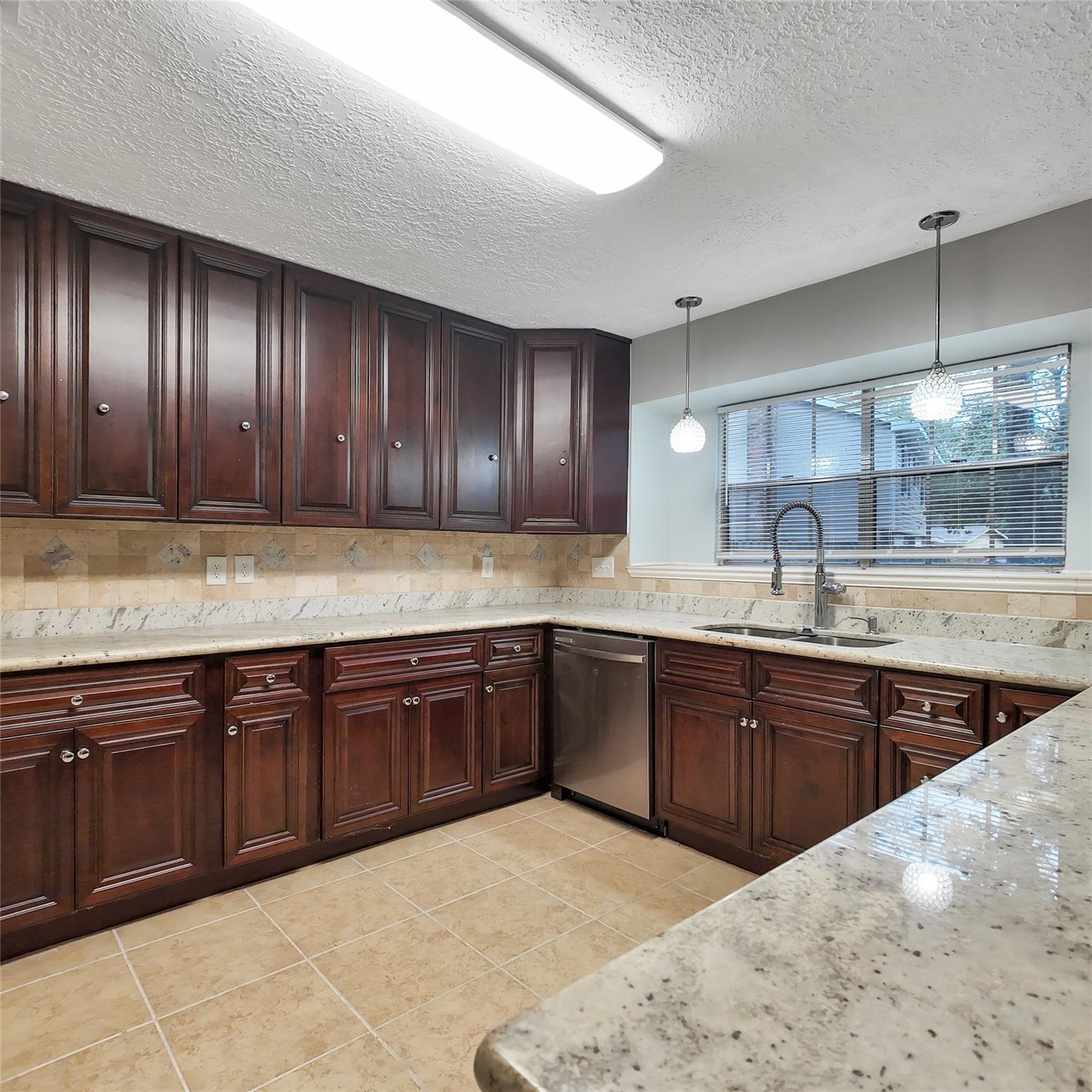 813 Glen Hollow Court