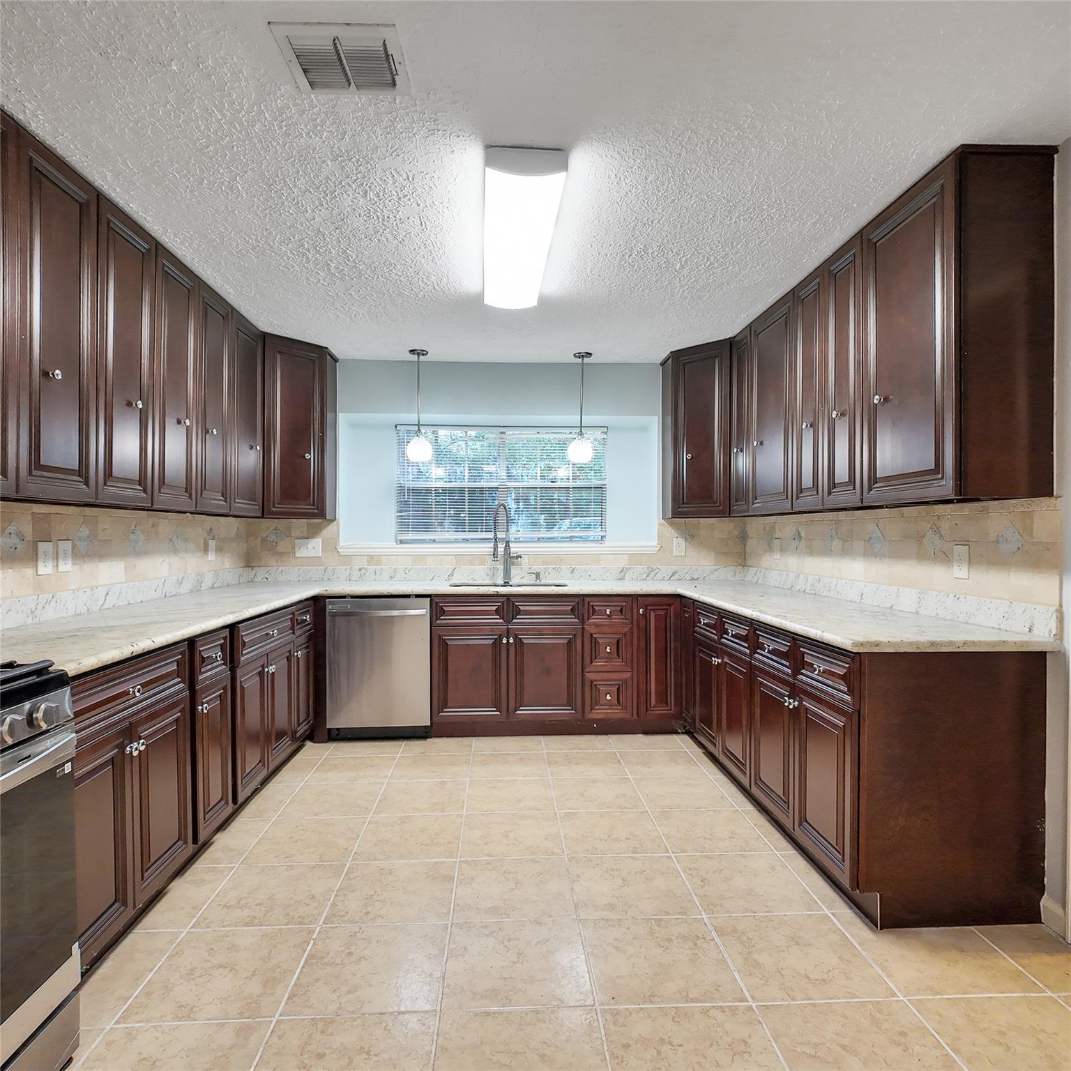 813 Glen Hollow Court