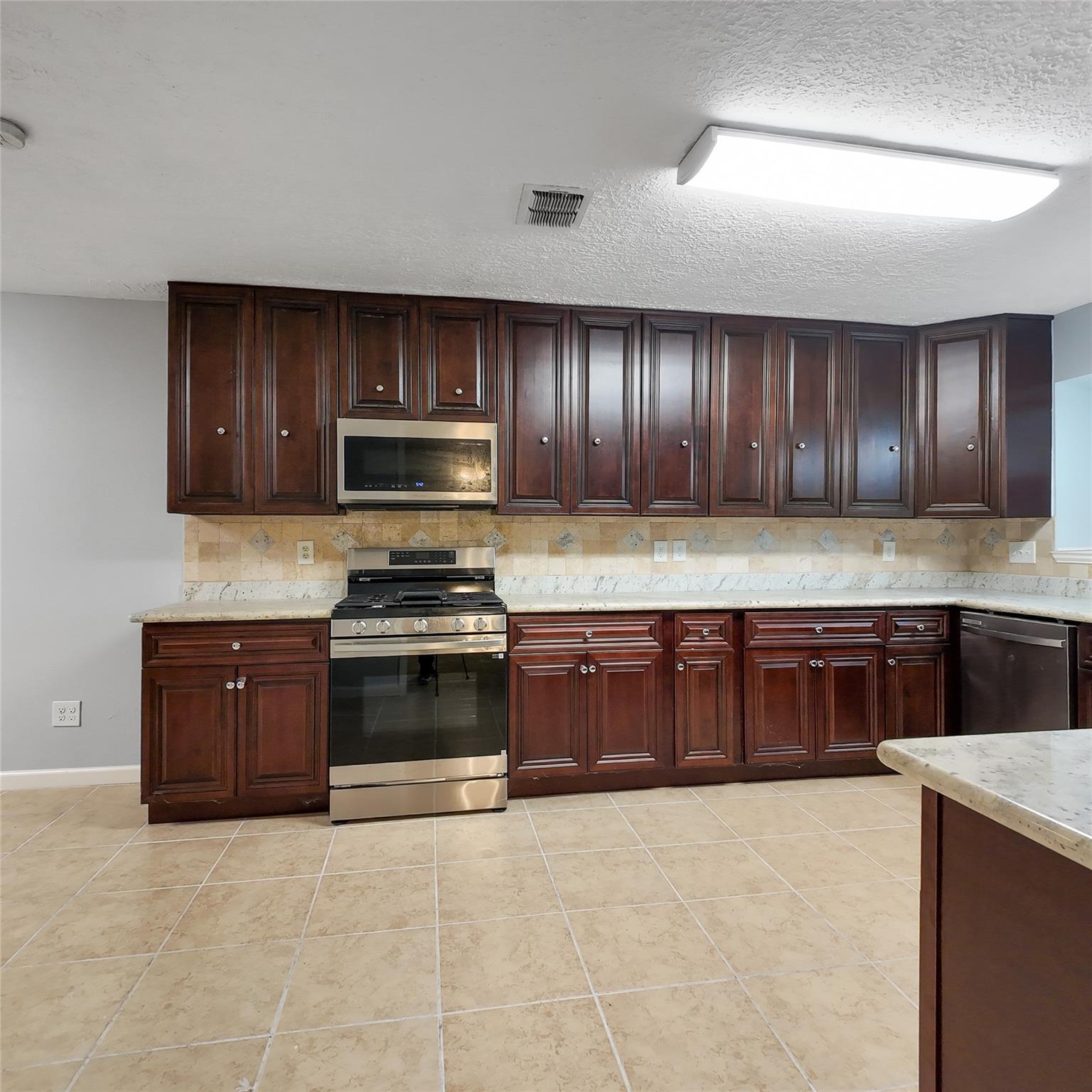 813 Glen Hollow Court