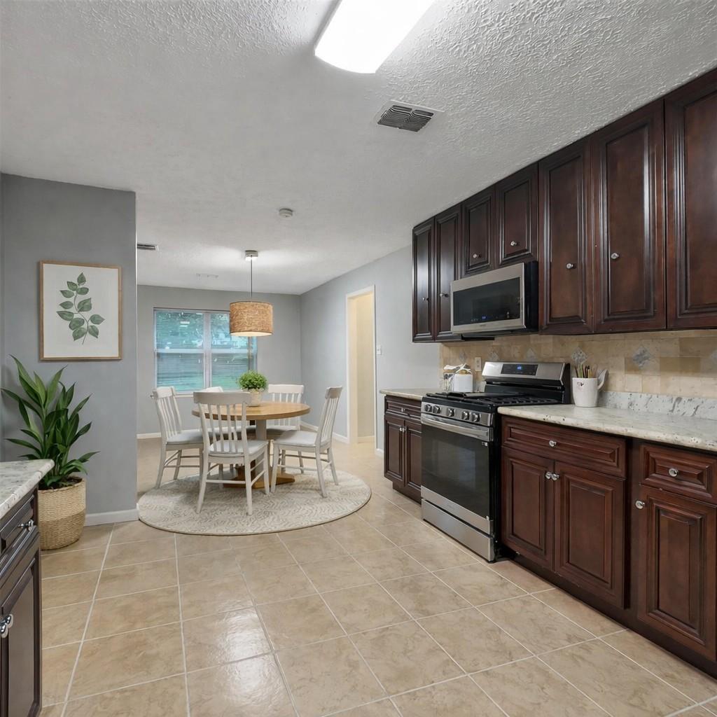 813 Glen Hollow Court