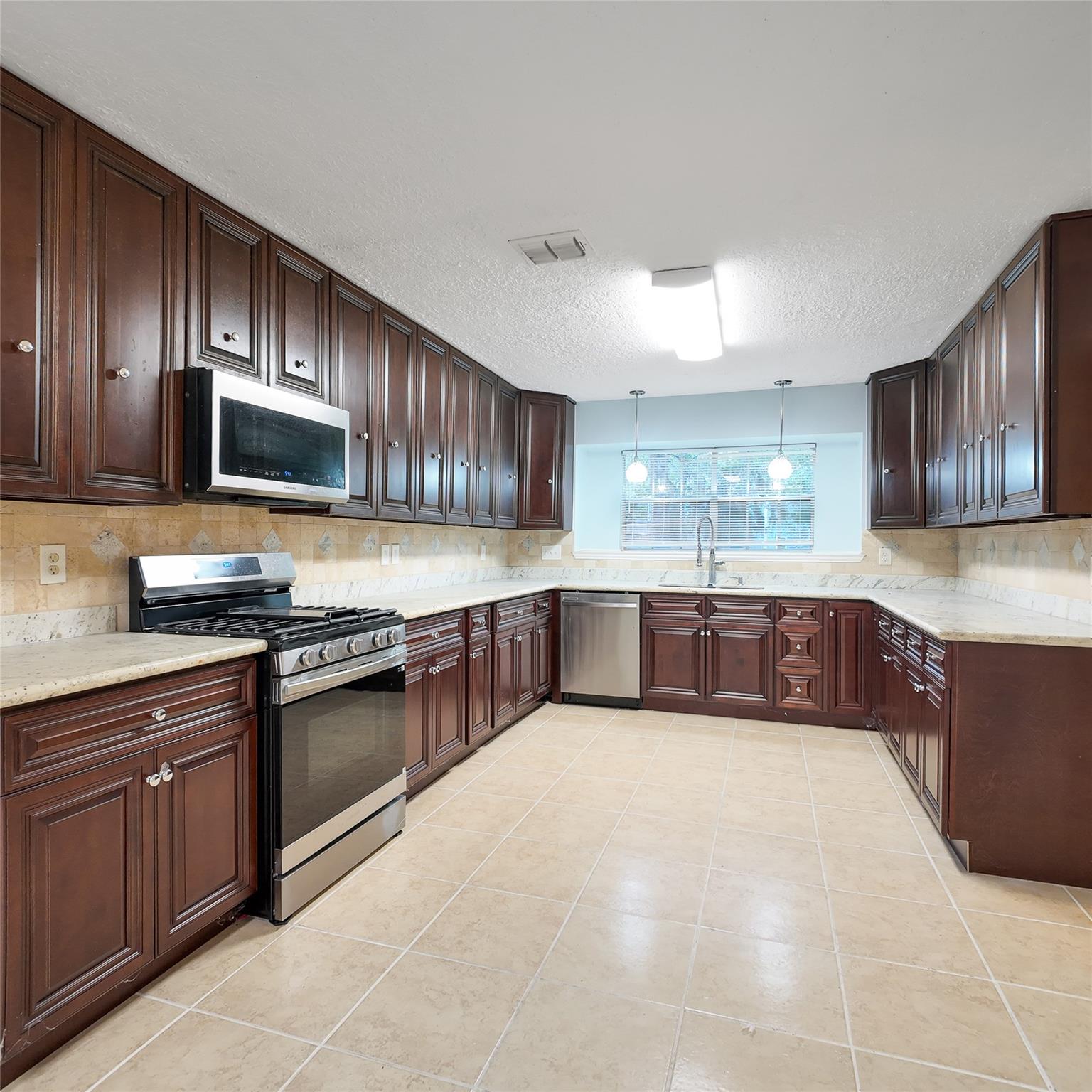 813 Glen Hollow Court