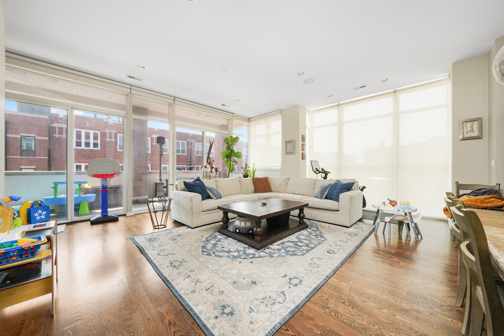 1611 N Hermitage Avenue Unit: 301