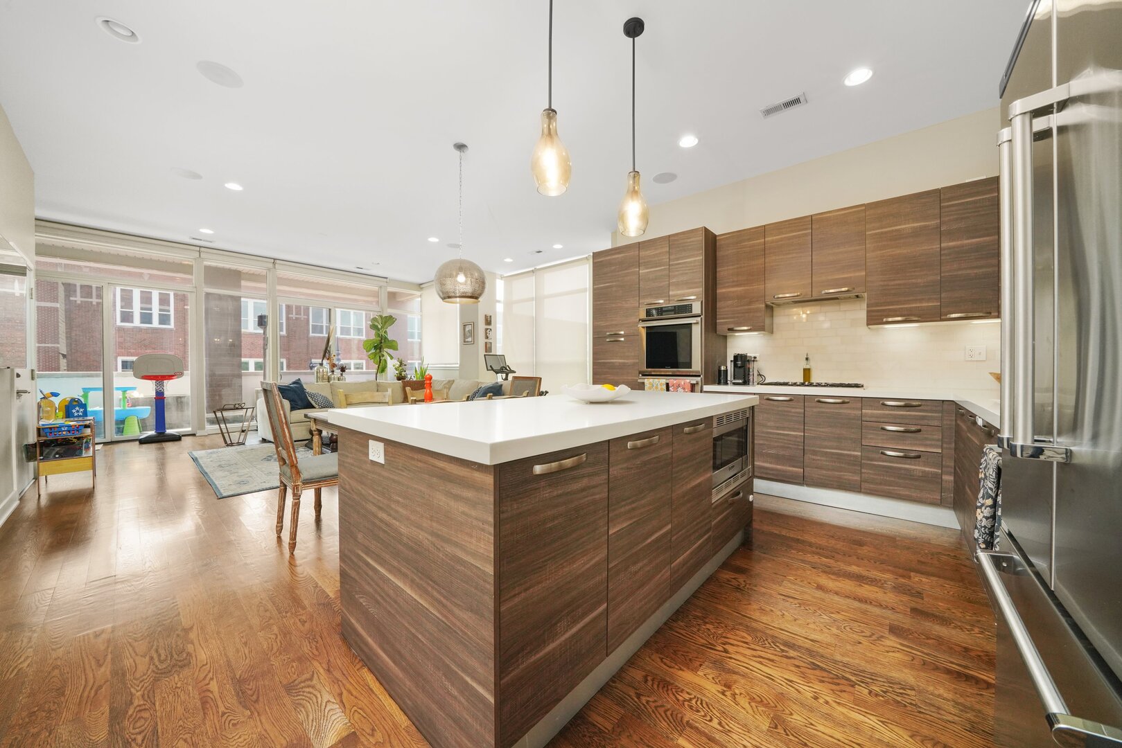 1611 N Hermitage Avenue Unit: 301