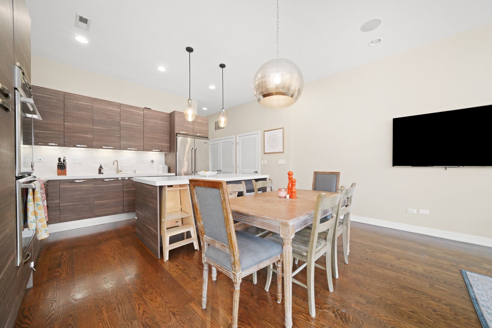 1611 N Hermitage Avenue Unit: 301