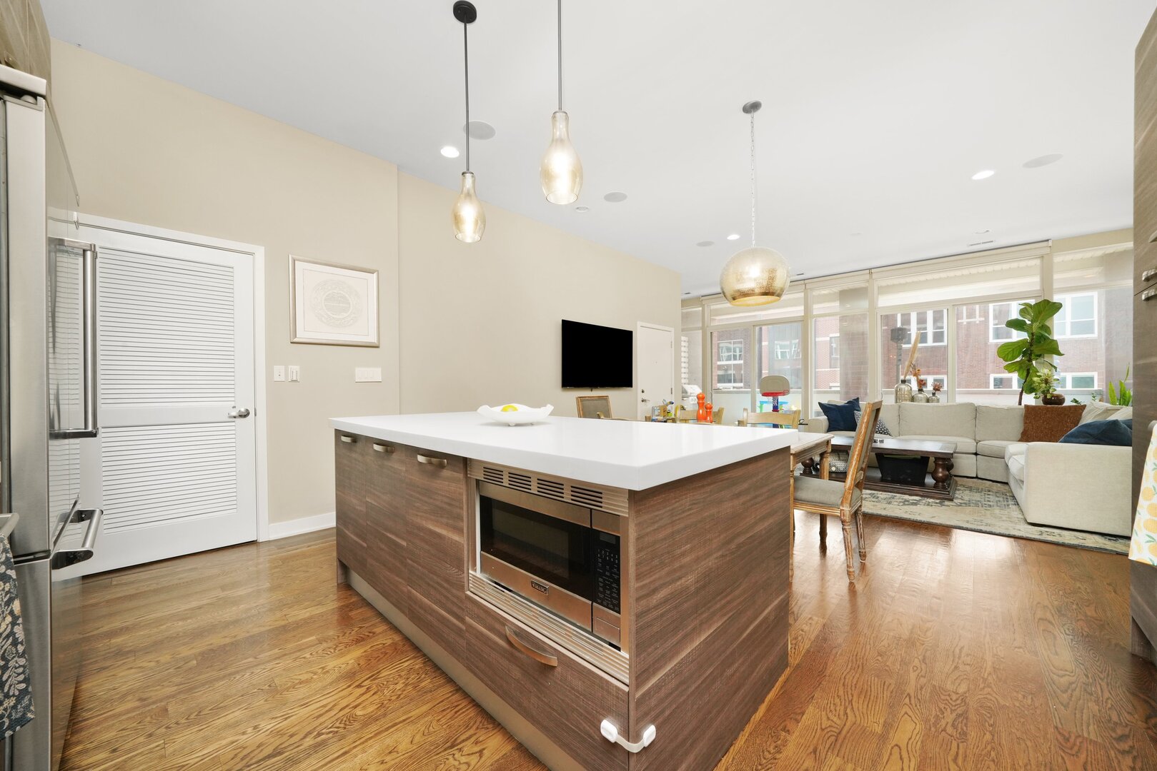 1611 N Hermitage Avenue Unit: 301