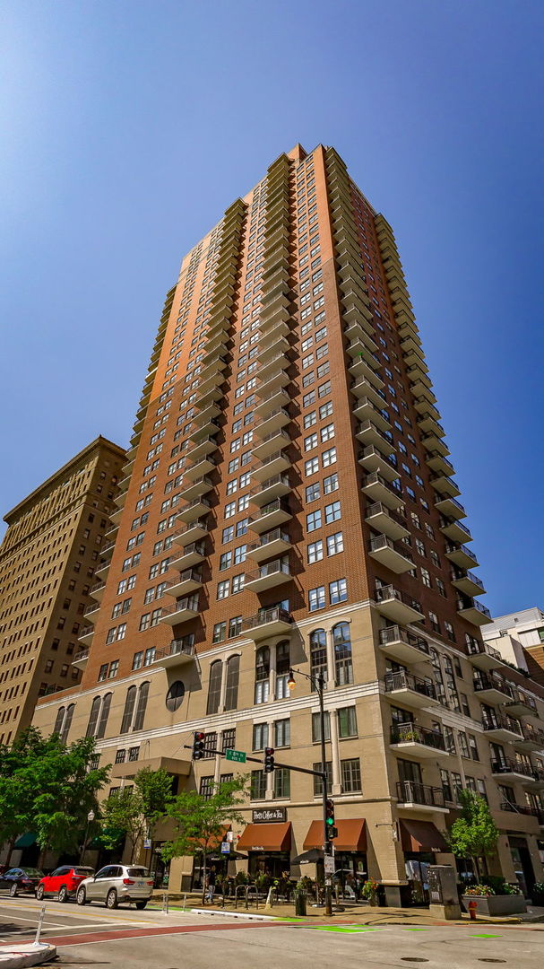 41 E 8th Street Unit: 1401