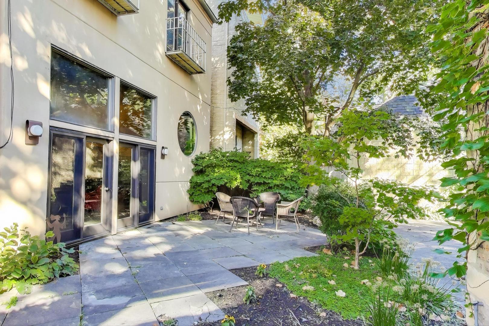 907-909 W Webster Avenue