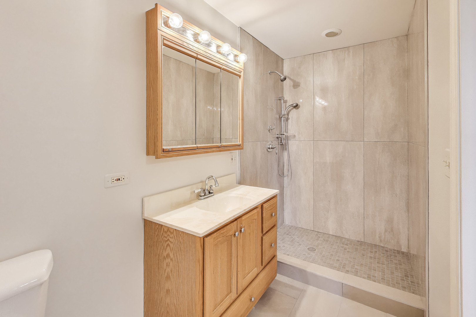 6107 N Nassau Avenue