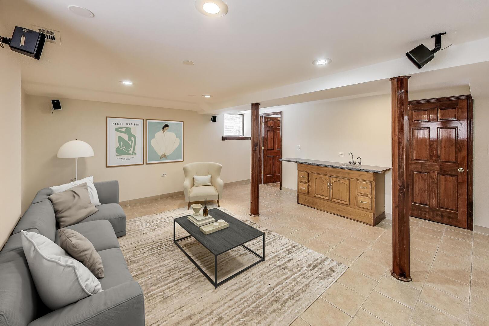 6107 N Nassau Avenue