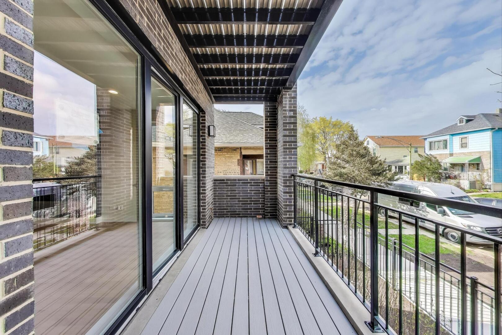 3339 N Ridgeway Avenue Unit: 1N