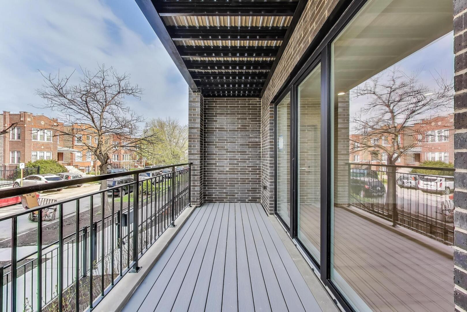 3339 N Ridgeway Avenue Unit: 1N