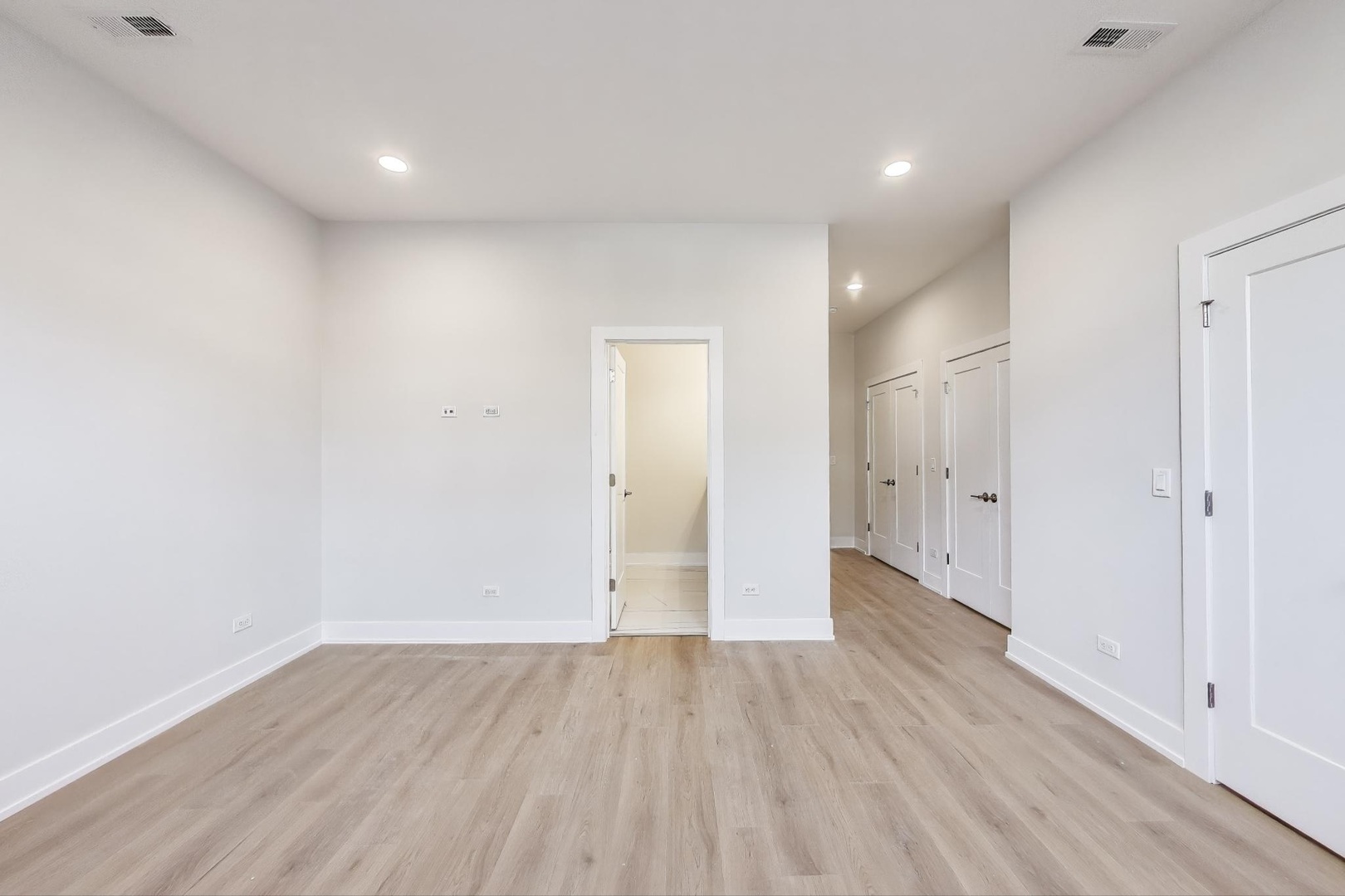 3339 N Ridgeway Avenue Unit: 1N