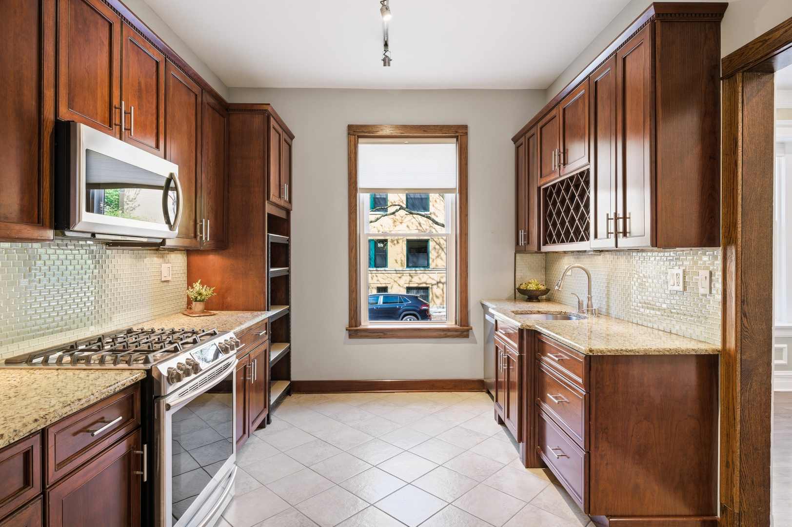 559 W Fullerton Parkway Unit: 1W