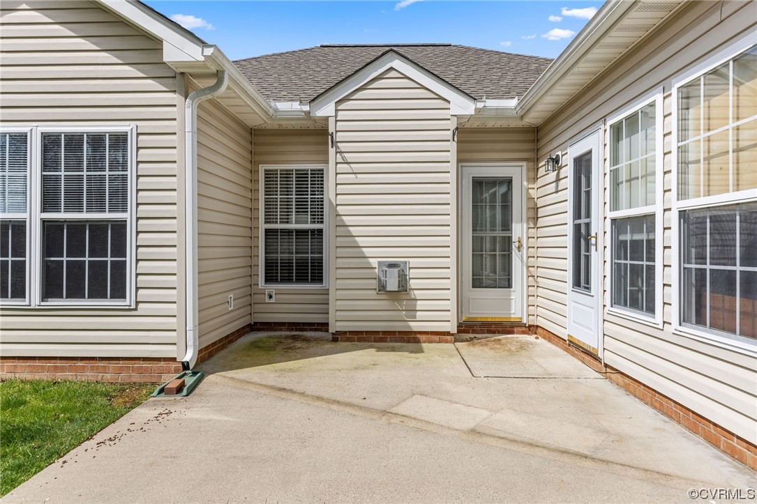 4220 English Holly Cir