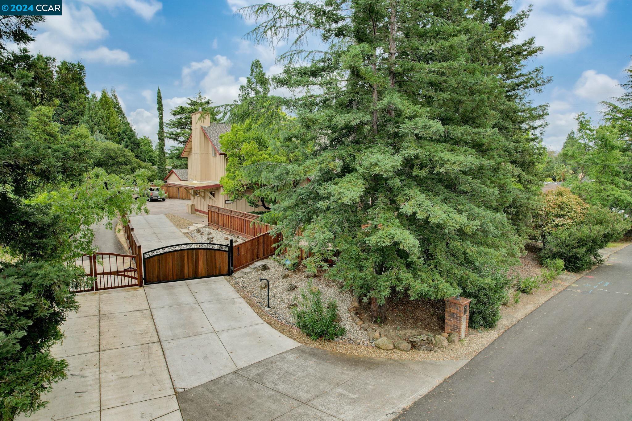 915 Grayson Lane