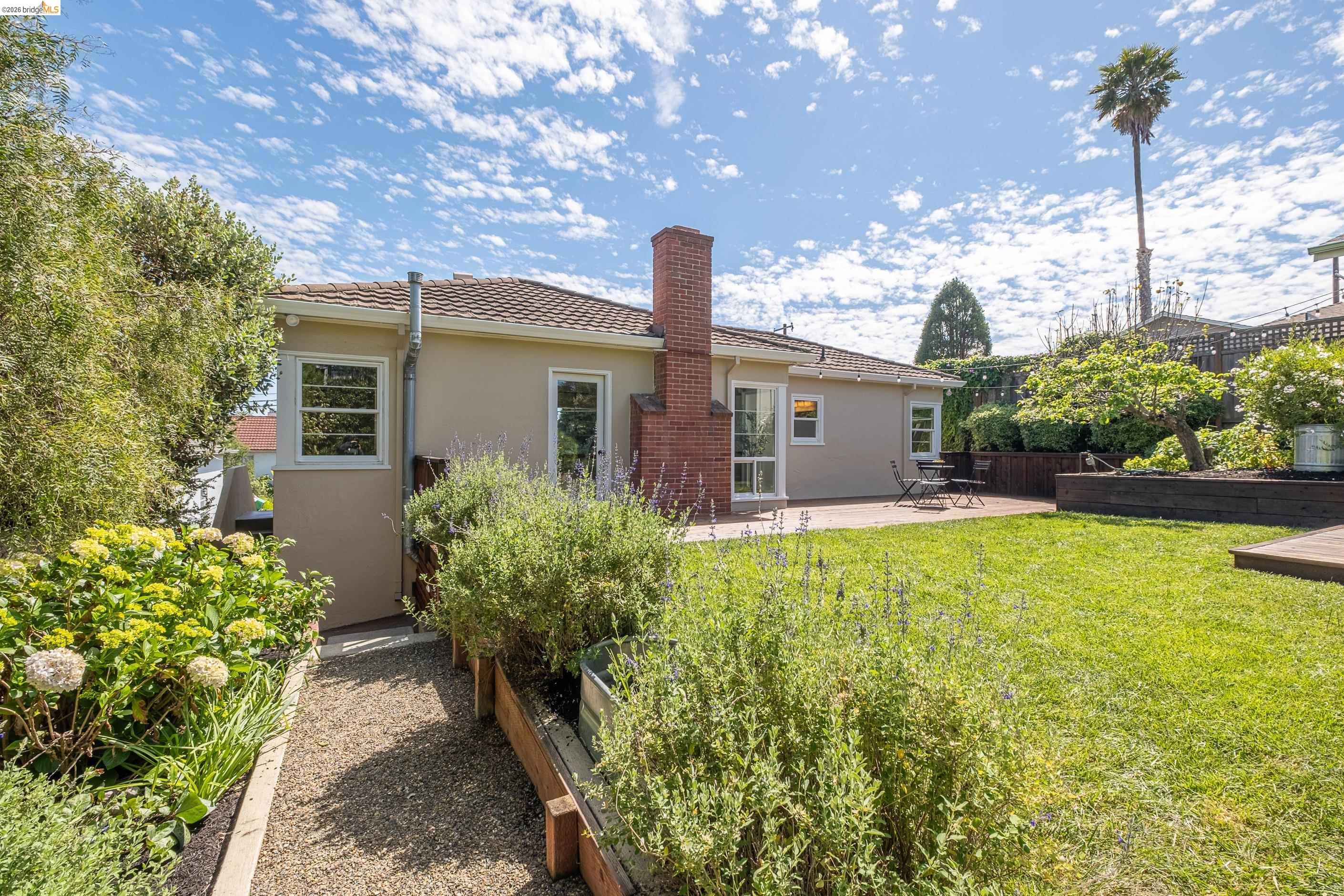 5625 Sacramento Ave