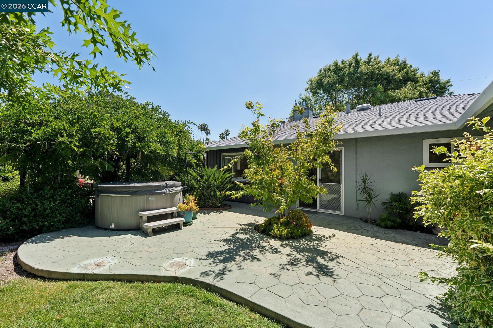 2060 Ahneita Dr.