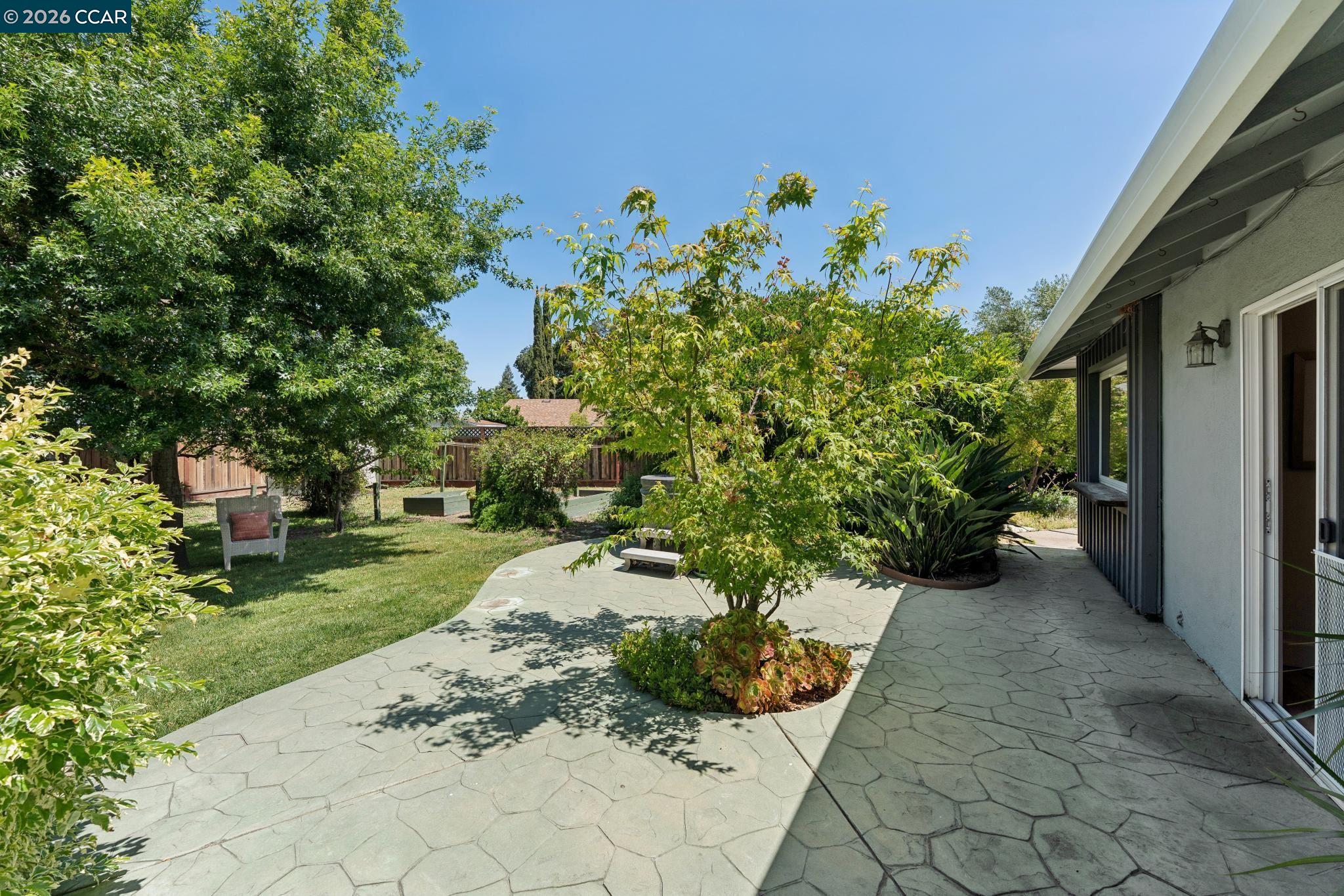 2060 Ahneita Dr.