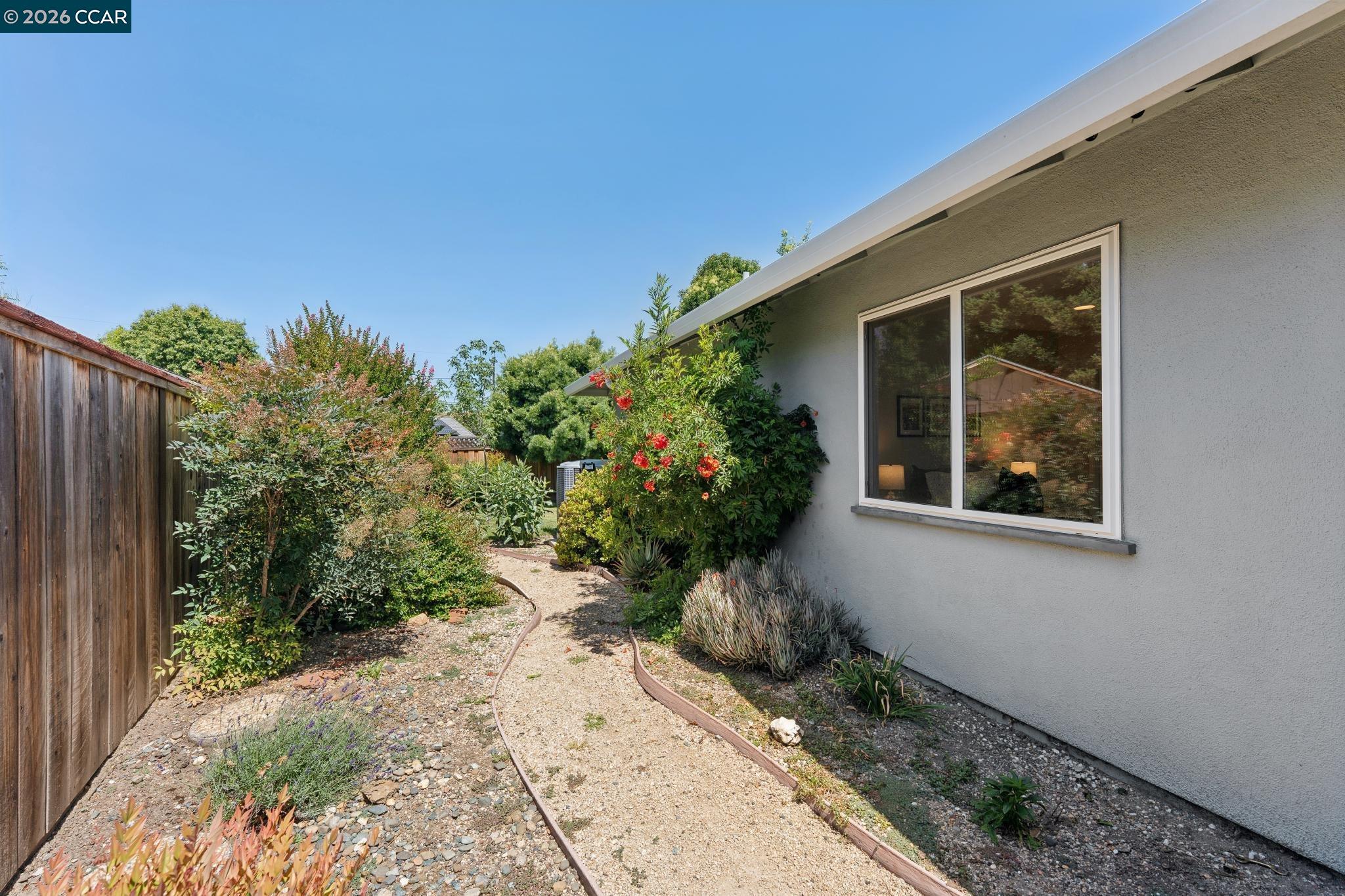 2060 Ahneita Dr.