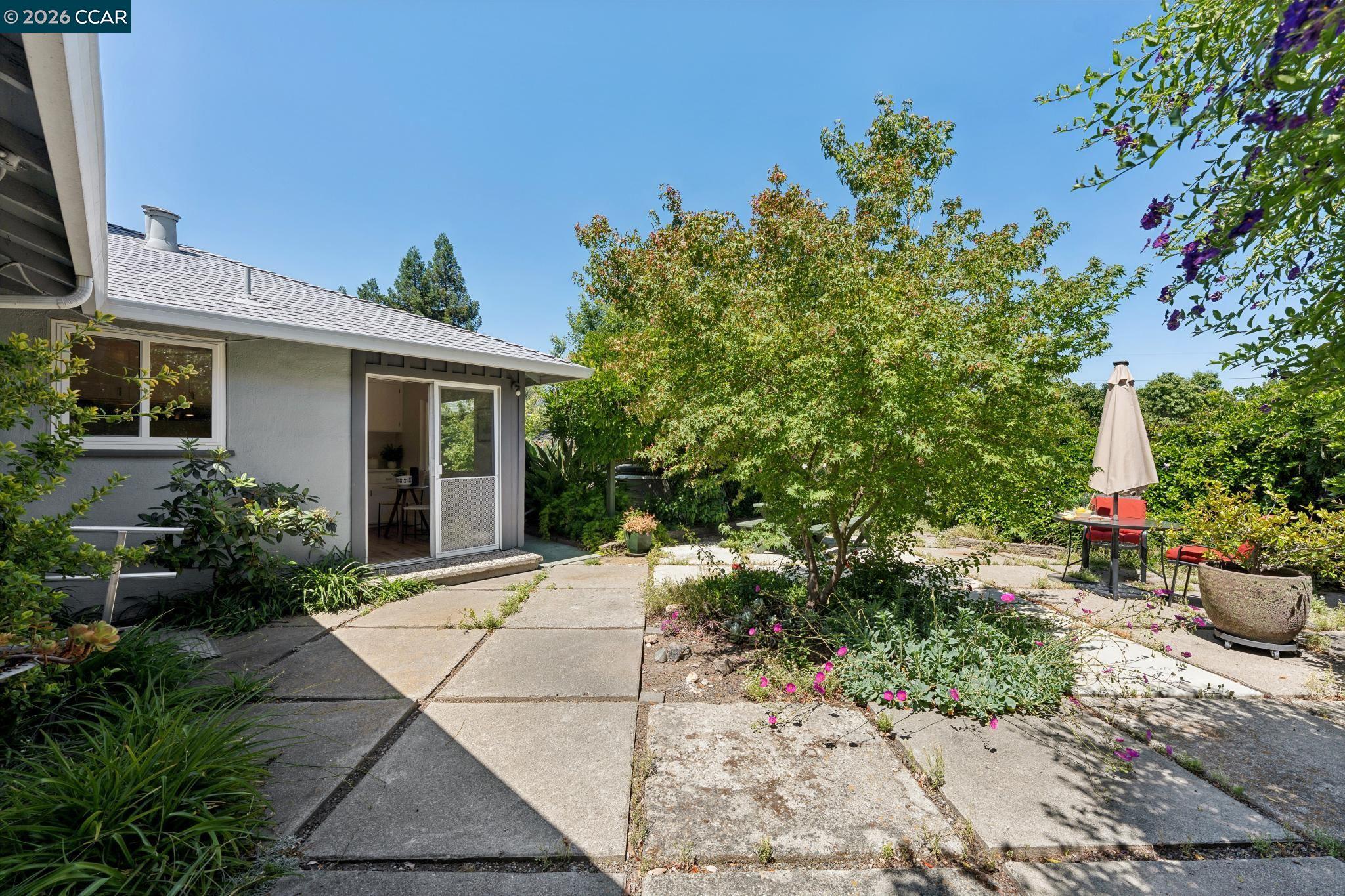 2060 Ahneita Dr.